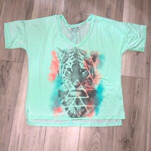 2️⃣ Miss Me top NEW SZ M Tiger on a seafoam green oversized top.